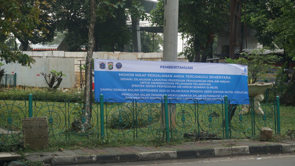 proyek penggalian saluran air minum