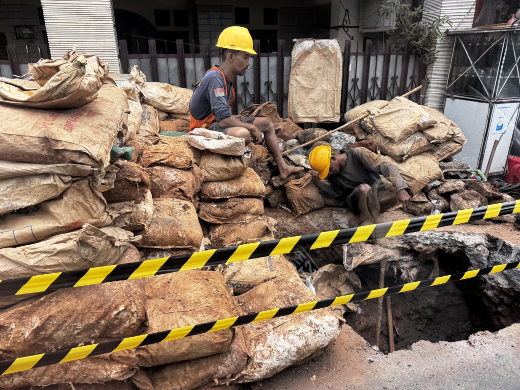 pekerja proyek penggalian sistem penyediaan air minum jakarta
