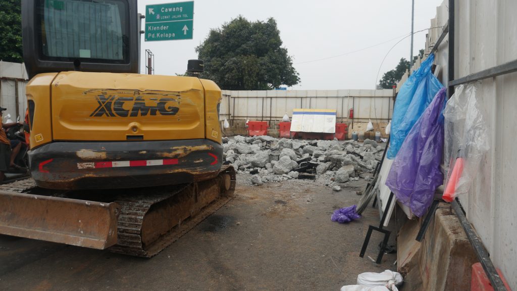 pit dalam proyek galian air bersih